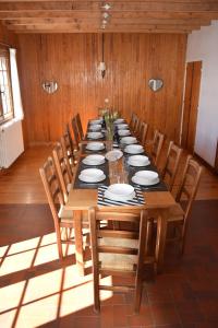 Restauracja lub miejsce do jedzenia w obiekcie Chalet L Olan 15p Emplacement exceptionnel grand terrain