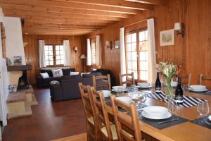 - une salle à manger et un salon avec une table et des chaises dans l'établissement Chalet L Olan 15p Emplacement exceptionnel grand terrain, à Les Deux Alpes