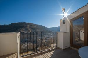 balcón con vistas a la montaña en Los parajes de Alcalá, en Alcalá del Júcar