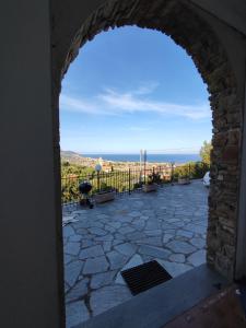an archway in a building with a view of the ocean at Casa Flora in Diano Marina