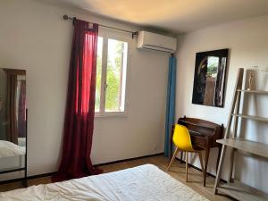- une chambre avec un lit, une fenêtre et une chaise dans l'établissement Maison de charme en bord de mer, à Lucciana