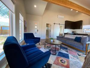 Setusvæði á Timber & Tin B 1Bed 1Bath w Pool & Rooftop Deck