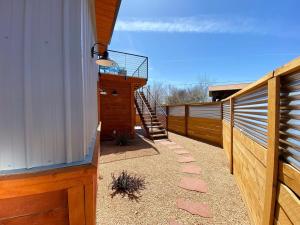 Svalir eða verönd á Timber & Tin B 1Bed 1Bath w Pool & Rooftop Deck