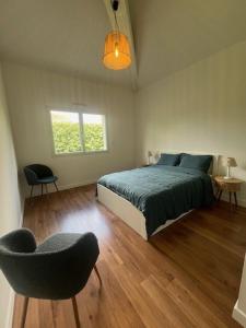 ヴェルトゥにあるChambres doubles dans maison juste refaite à neufのベッドと椅子と窓のある寝室