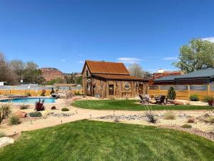 Sundlaugin á Timber & Tin B 1Bed 1Bath w Pool & Rooftop Deck eða í nágrenninu