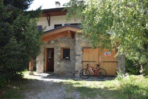 rower zaparkowany przed domem w obiekcie Chalet L Olan 15p Emplacement exceptionnel grand terrain w mieście Les Deux Alpes