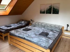 Postel nebo postele na pokoji v ubytování Penzion Kunčice
