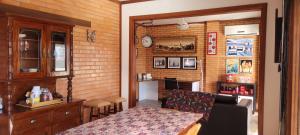 un soggiorno con divano e orologio a muro di Apartamento Cobertura com vista panorâmica a Pelotas