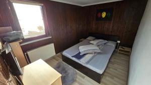 - une petite chambre avec un lit et une fenêtre dans l'établissement Casa Pescărușul Vesel, à Baziaş