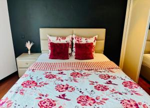 De Smet في بيفيرن: غرفة نوم بسرير ومخدات حمراء