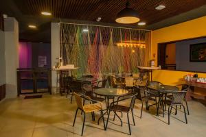 - un restaurant avec des tables et des chaises dans une salle dans l'établissement Hotel Tepuy, à San José del Guaviare