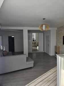 una sala de estar con un sofá y una mesa en 10housemamaia, en Năvodari