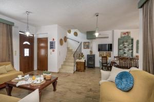 een woonkamer met 2 banken en een tafel bij Casa Dell Artista with private jacuzzi in Kos-stad