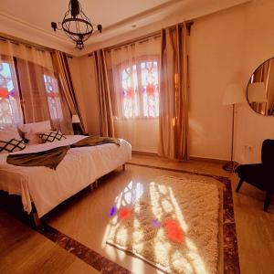 - une chambre avec un lit et une table en verre dans l'établissement Zine Villa Guest House, à Marrakech