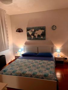sypialnia z łóżkiem i dwoma lampami na dwóch stołach w obiekcie Azul - privacy tranquillità natura e mare w mieście Rosolina Mare