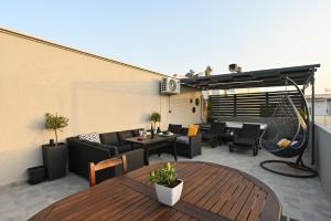 un patio all'ultimo piano con tavolo e sedie di Home sweet home jaccuzi a Heraklion