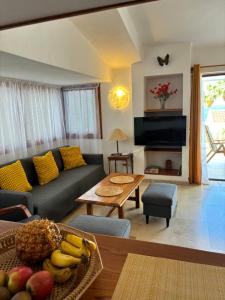 ein Wohnzimmer mit einem Sofa und einem Tisch in der Unterkunft Ocean View near the Beach in Adeje