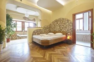 um quarto com uma cama grande num quarto em Wellness Apartment De Luxe em Liberec