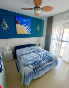 - une chambre avec un lit et un ventilateur de plafond dans l'établissement Apartamento Puerto Deportivo Almerimar, à Almerimar