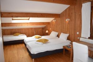 Łóżko lub łóżka w pokoju w obiekcie Chalet L Olan 15p Emplacement exceptionnel grand terrain