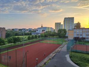 una pista de tenis en medio de una ciudad en apartament klif, en Gdynia