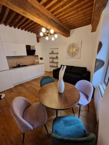 Η κουζίνα ή μικρή κουζίνα στο Cosy appartment in old town, 2 mins walking distance to lake