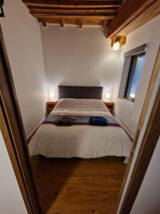 Ένα ή περισσότερα κρεβάτια σε δωμάτιο στο Cosy appartment in old town, 2 mins walking distance to lake
