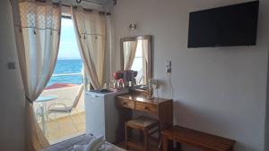 Μια τηλεόραση ή/και κέντρο ψυχαγωγίας στο Hotel Beach Amaryllis