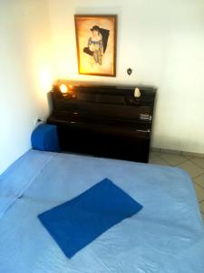 een slaapkamer met een blauw bed en een dressoir bij Trilocale Alba Adriatica a 500 m dal mare in Alba Adriatica