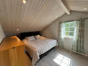 - une chambre avec un lit et une grande fenêtre dans l'établissement Fjällbacka Premium Living - Wonderful Location, à Fjällbacka