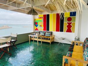 - un salon avec un canapé et une table dans l'établissement Art riad au bord de la mer 2, à El Jadida