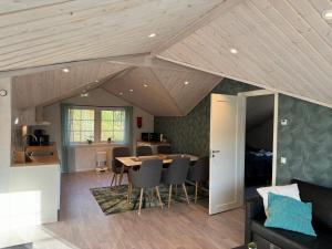 sala de estar con techo de madera y mesa en Fjällbacka Premium Living - Wonderful Location en Fjällbacka