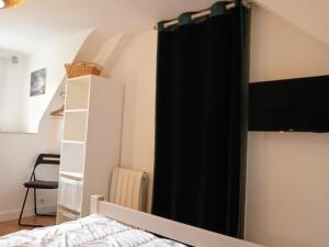 TV a/nebo společenská místnost v ubytování L idéal 10 mn Vannes Linge de lit, serviettes inclus wifi parking gratuit