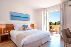 Кровать или кровати в номере Hotel La Garbine +37 фотографий