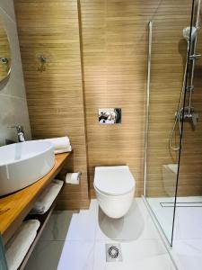 e bagno con servizi igienici, lavandino e doccia. di Yalla Chorefto - Hotel & Fun a Chorefto
