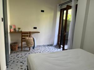 1 dormitorio con cama, escritorio y mesa en Yalla Chorefto - Hotel & Fun en Chorefto