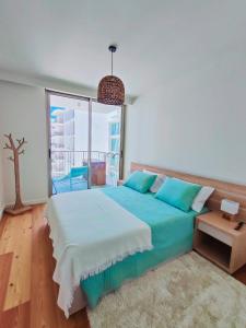 Ένα ή περισσότερα κρεβάτια σε δωμάτιο στο Bayline- Beachfront and Pool