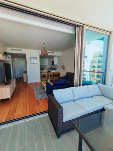 Η κουζίνα ή μικρή κουζίνα στο Bayline- Beachfront and Pool