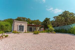 una casa de piedra con un cementerio en Oliveto A Flumine - Experientia Villa en Pastida