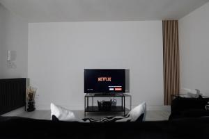 TV tai viihdekeskus majoituspaikassa Tyne Quarters Apartment