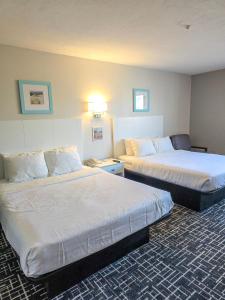 Кровать или кровати в номере Heritage House Inn