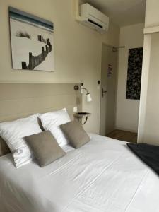 Кровать или кровати в номере Hotel Cote et Lac