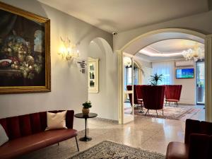 uma sala de estar com um sofá e uma mesa em Windsor Merano Hotel & Suites em Merano