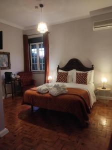 um quarto com uma cama com duas toalhas em Hotel Boavista - Vintage House em Monfortinho