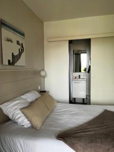 Кровать или кровати в номере Hotel Cote et Lac