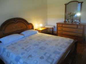 sypialnia z dużym łóżkiem i komodą w obiekcie 5 Palme w mieście Terzo dʼ Aquiléia