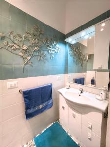 ein Badezimmer mit Waschbecken und Spiegel in der Unterkunft Villa Barresi in Paestum + 12 Fotos