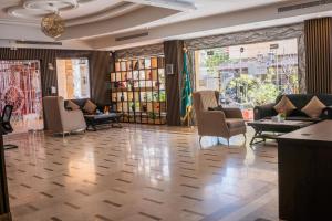 hol z krzesłami i stołami w budynku w obiekcie Best Trip Serviced Apartments w mieście Dżudda
