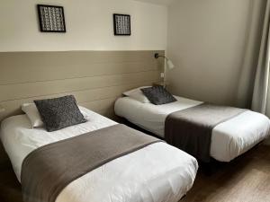 Кровать или кровати в номере Hotel Cote et Lac
