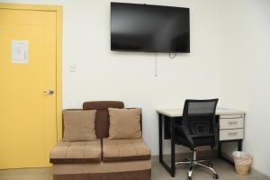 TV a/nebo společenská místnost v ubytování HOSTAL VERONA